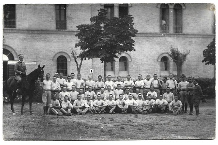 Vinko Klanjšek med služenjem v Italijanski vojski (oznaka nad glavo med stoječimi) Ancona 1937